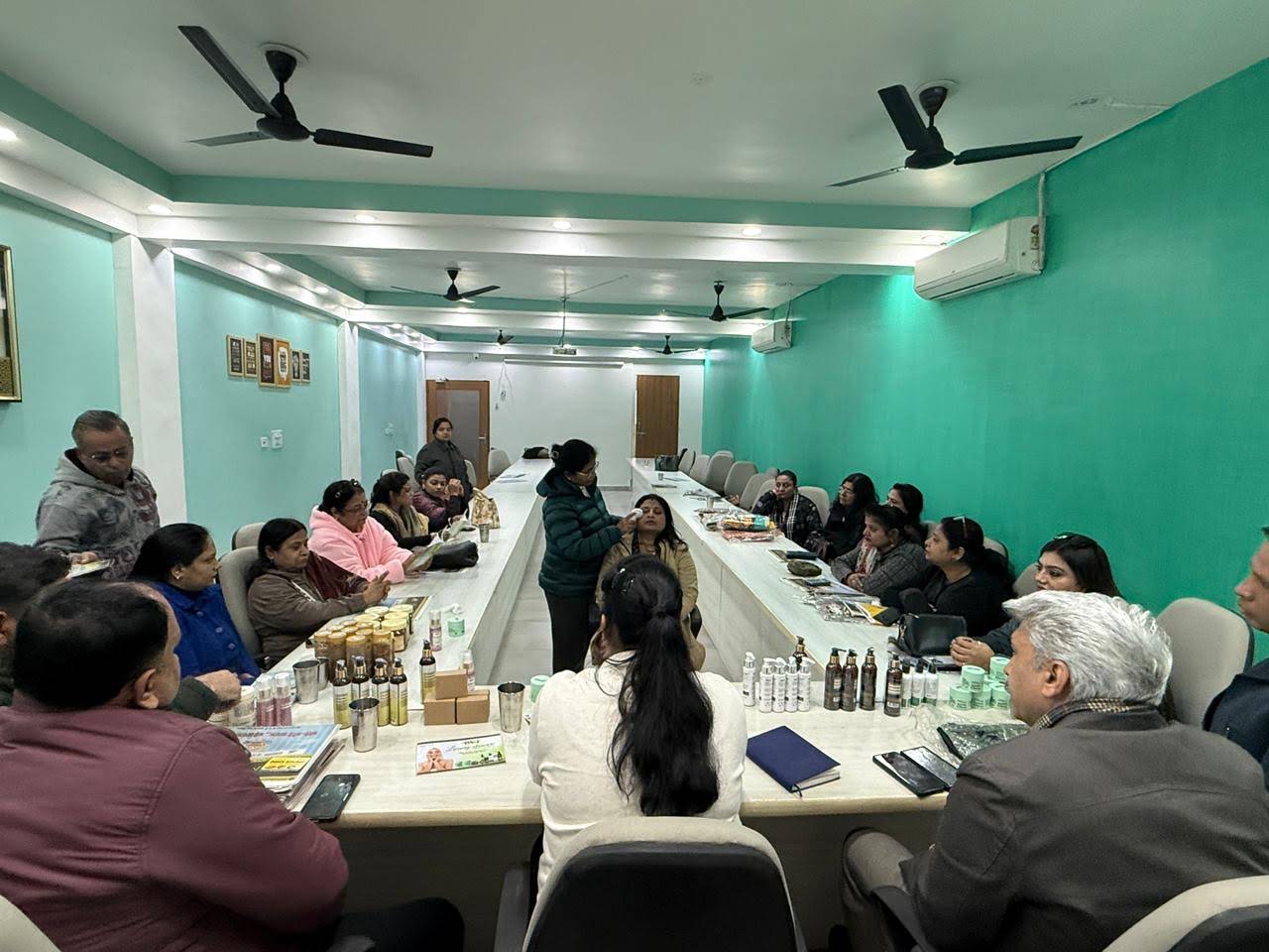 आज महिलाओं के लिए आयोजित “नया बिज़नेस प्लेटफ़ॉर्म” मीटिंग सफलतापूर्वक संपन्न हुई। इस विशेष बैठक में अनेक प्रेरणादायक महिलाओं ने भाग लिया और अपने अनुभव, विचारों व बिज़नेस अवसरों को साझा किया।  इस मीटिंग का मुख्य उद्देश्य महिलाओं को आत्मनिर्भर बनाना, उन्हें